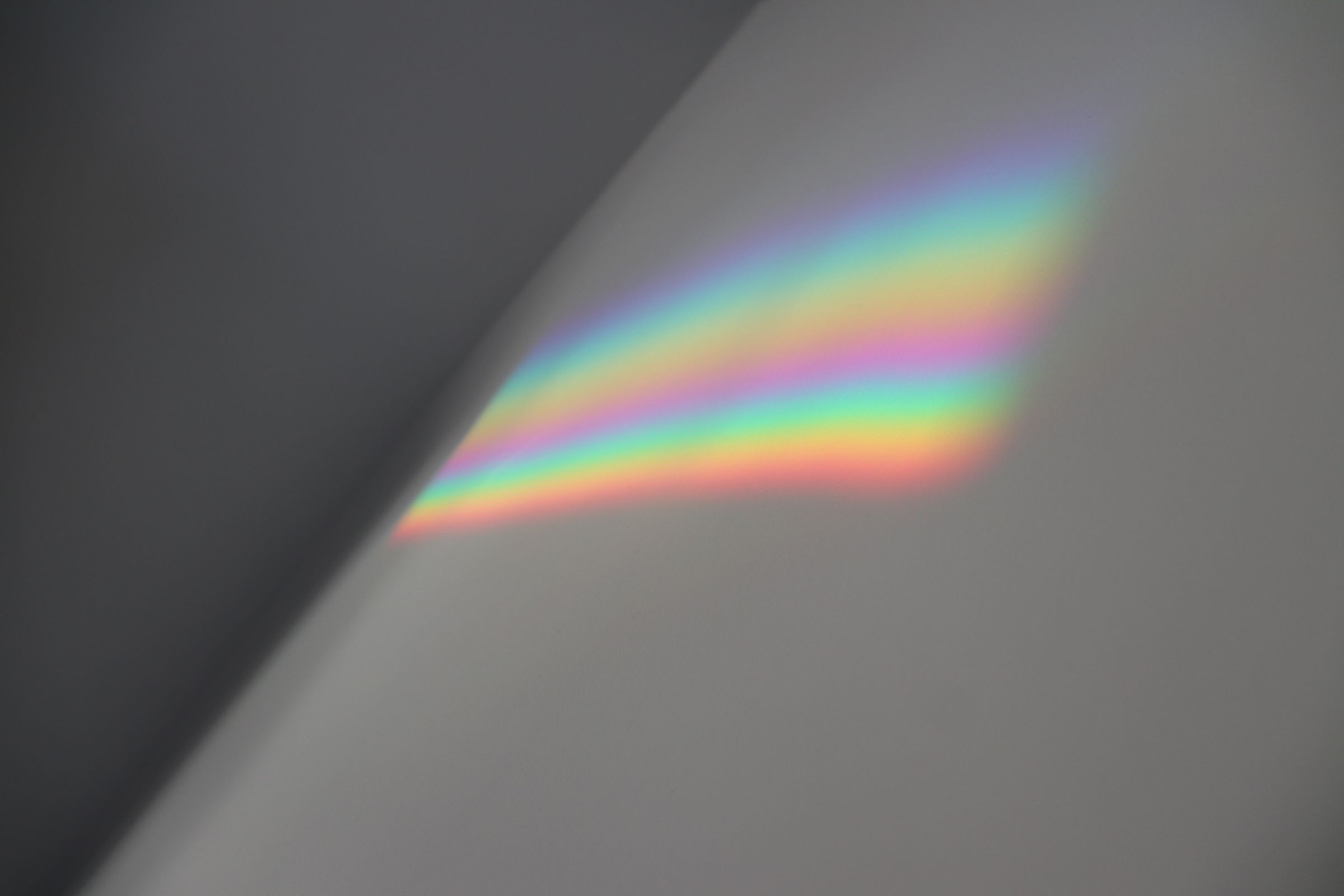 Weiches Lichtspektrum, das durch Glas auf eine helle Wand fällt